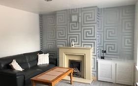 Cosy 3 Bedroom Nec House, Free Wifi, Netflix, Driveway Parking, Sleeps 6, Ideal For Families, Contractors & Corporates, Renovated To High Standard!